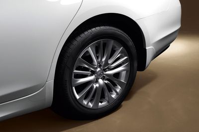 Infiniti D0300-1M025 "18-inch, Split 5-spoke Aluminum-alloy Wheel". 18-inch, Split 5-spoke Aluminum-alloy Wheel Front and Rear 18 x 8.0 (1-piece)