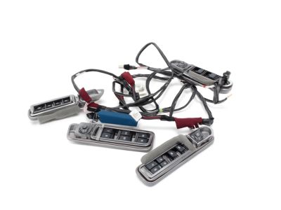 Toyota 81360-0E020-B0 Courtesy Lamp